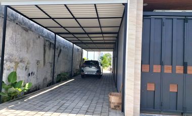 Rumah Mewah dengan Kolam Renang dekat Jalan Gito Gati