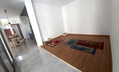 Rumah Mewah dengan Kolam Renang dekat Jalan Gito Gati