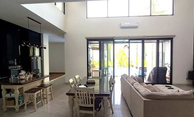 Rumah Mewah dengan Kolam Renang dekat Jalan Gito Gati