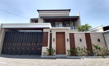 Rumah Mewah dengan Kolam Renang dekat Jalan Gito Gati