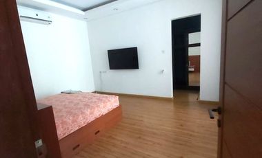 Rumah Mewah dengan Kolam Renang dekat Jalan Gito Gati