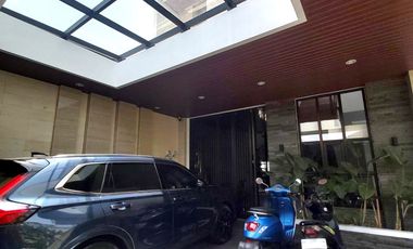 Rumah Mewah dengan Kolam Renang dekat Jalan Gito Gati
