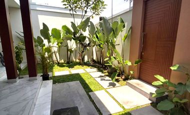Rumah Mewah dengan Kolam Renang dekat Jalan Gito Gati