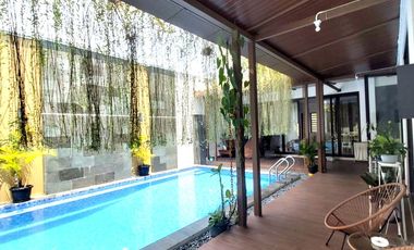 Rumah Mewah dengan Kolam Renang dekat Jalan Gito Gati