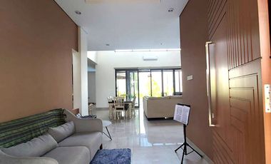 Rumah Mewah dengan Kolam Renang dekat Jalan Gito Gati