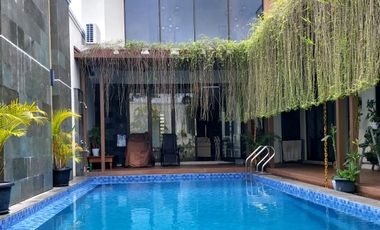 Rumah Mewah dengan Kolam Renang dekat Jalan Gito Gati