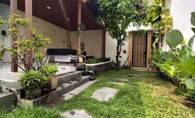 Rumah Mewah dengan Kolam Renang dekat Jalan Gito Gati