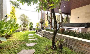 Rumah Mewah dengan Kolam Renang dekat Jalan Gito Gati