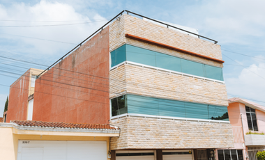 SE RENTA EDIFICIO PARA OFICINAS EN SAN MANUEL, EXCELENTE PRECIO