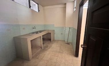 EN VENTA EDIFICIO RENTERO EN LAS CALLES GUERRERO MARTINEZ ENTRE BRASIL Y CUENCA, GUAYAQUIL