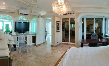 Royal Villa in the middle of a botanical dream location with ocean view