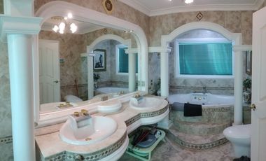 Royal Villa in the middle of a botanical dream location with ocean view