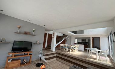 VENTA DE CASA SOLA CON ALBERCA Y JARDIN DENTRO DE FRACC. EN TLAYACAPAN, MORELOS.