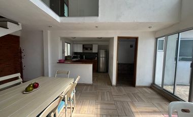 VENTA DE CASA SOLA CON ALBERCA Y JARDIN DENTRO DE FRACC. EN TLAYACAPAN, MORELOS.