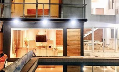 VENTA DE CASA SOLA CON ALBERCA Y JARDIN DENTRO DE FRACC. EN TLAYACAPAN, MORELOS.