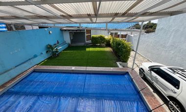 VENTA DE CASA SOLA CON ALBERCA Y JARDIN DENTRO DE FRACC. EN TLAYACAPAN, MORELOS.