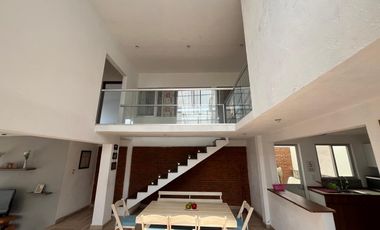 VENTA DE CASA SOLA CON ALBERCA Y JARDIN DENTRO DE FRACC. EN TLAYACAPAN, MORELOS.
