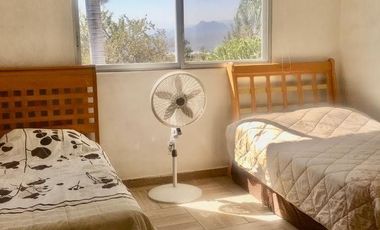 VENTA DE CASA SOLA CON ALBERCA Y JARDIN DENTRO DE FRACC. EN TLAYACAPAN, MORELOS.