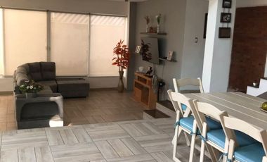VENTA DE CASA SOLA CON ALBERCA Y JARDIN DENTRO DE FRACC. EN TLAYACAPAN, MORELOS.