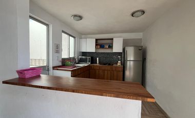 VENTA DE CASA SOLA CON ALBERCA Y JARDIN DENTRO DE FRACC. EN TLAYACAPAN, MORELOS.