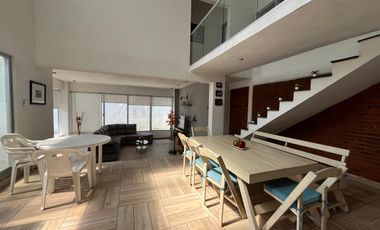 VENTA DE CASA SOLA CON ALBERCA Y JARDIN DENTRO DE FRACC. EN TLAYACAPAN, MORELOS.