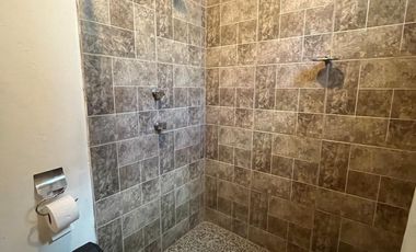 VENTA DE CASA SOLA CON ALBERCA Y JARDIN DENTRO DE FRACC. EN TLAYACAPAN, MORELOS.