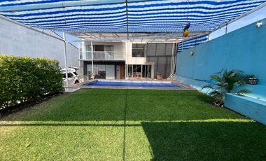 VENTA DE CASA SOLA CON ALBERCA Y JARDIN DENTRO DE FRACC. EN TLAYACAPAN, MORELOS.