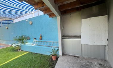 VENTA DE CASA SOLA CON ALBERCA Y JARDIN DENTRO DE FRACC. EN TLAYACAPAN, MORELOS.