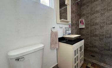 VENTA DE CASA SOLA CON ALBERCA Y JARDIN DENTRO DE FRACC. EN TLAYACAPAN, MORELOS.