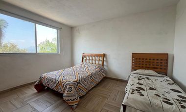 VENTA DE CASA SOLA CON ALBERCA Y JARDIN DENTRO DE FRACC. EN TLAYACAPAN, MORELOS.