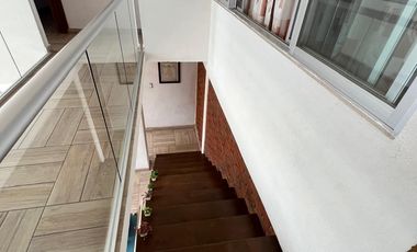 VENTA DE CASA SOLA CON ALBERCA Y JARDIN DENTRO DE FRACC. EN TLAYACAPAN, MORELOS.