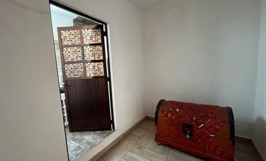 VENTA DE CASA SOLA CON ALBERCA Y JARDIN DENTRO DE FRACC. EN TLAYACAPAN, MORELOS.