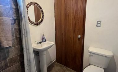 VENTA DE CASA SOLA CON ALBERCA Y JARDIN DENTRO DE FRACC. EN TLAYACAPAN, MORELOS.