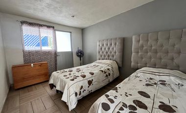 VENTA DE CASA SOLA CON ALBERCA Y JARDIN DENTRO DE FRACC. EN TLAYACAPAN, MORELOS.