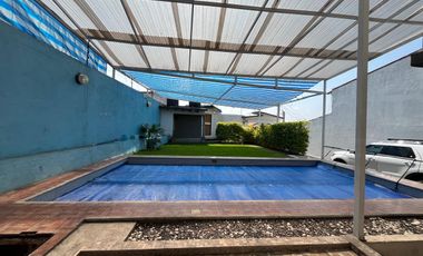 VENTA DE CASA SOLA CON ALBERCA Y JARDIN DENTRO DE FRACC. EN TLAYACAPAN, MORELOS.