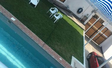 VENTA DE CASA SOLA CON ALBERCA Y JARDIN DENTRO DE FRACC. EN TLAYACAPAN, MORELOS.