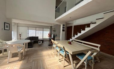 VENTA DE CASA SOLA CON ALBERCA Y JARDIN DENTRO DE FRACC. EN TLAYACAPAN, MORELOS.