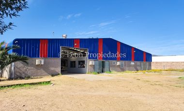 Se vende Gran Galpón en zona industrial en Curacaví, calle principal.