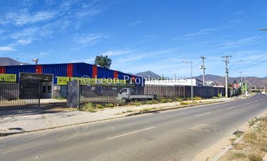 Se vende Gran Galpón en zona industrial en Curacaví, calle principal.