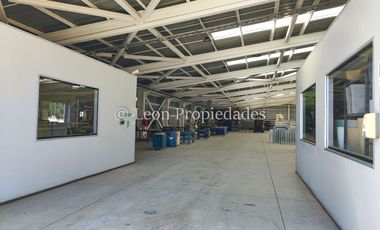 Se vende Gran Galpón en zona industrial en Curacaví, calle principal.