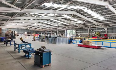 Se vende Gran Galpón en zona industrial en Curacaví, calle principal.