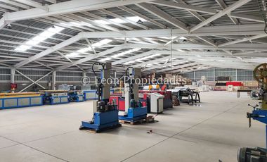 Se vende Gran Galpón en zona industrial en Curacaví, calle principal.