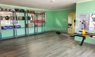 Se vende Gran Galpón en zona industrial en Curacaví, calle principal.