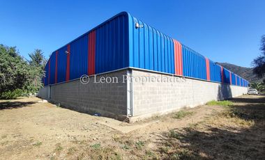 Se vende Gran Galpón en zona industrial en Curacaví, calle principal.