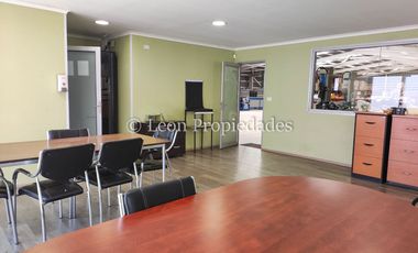 Se vende Gran Galpón en zona industrial en Curacaví, calle principal.