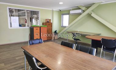 Se vende Gran Galpón en zona industrial en Curacaví, calle principal.