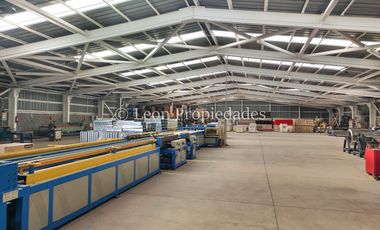 Se vende Gran Galpón en zona industrial en Curacaví, calle principal.
