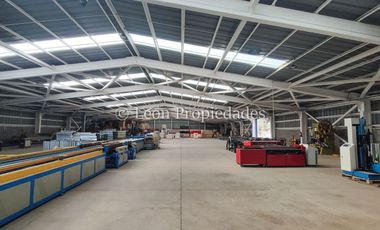 Se vende Gran Galpón en zona industrial en Curacaví, calle principal.
