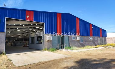 Se vende Gran Galpón en zona industrial en Curacaví, calle principal.