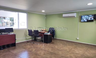 Se vende Gran Galpón en zona industrial en Curacaví, calle principal.